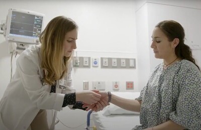 Кодирование Аквилонг в Опочке Врач держит пациентку за руку